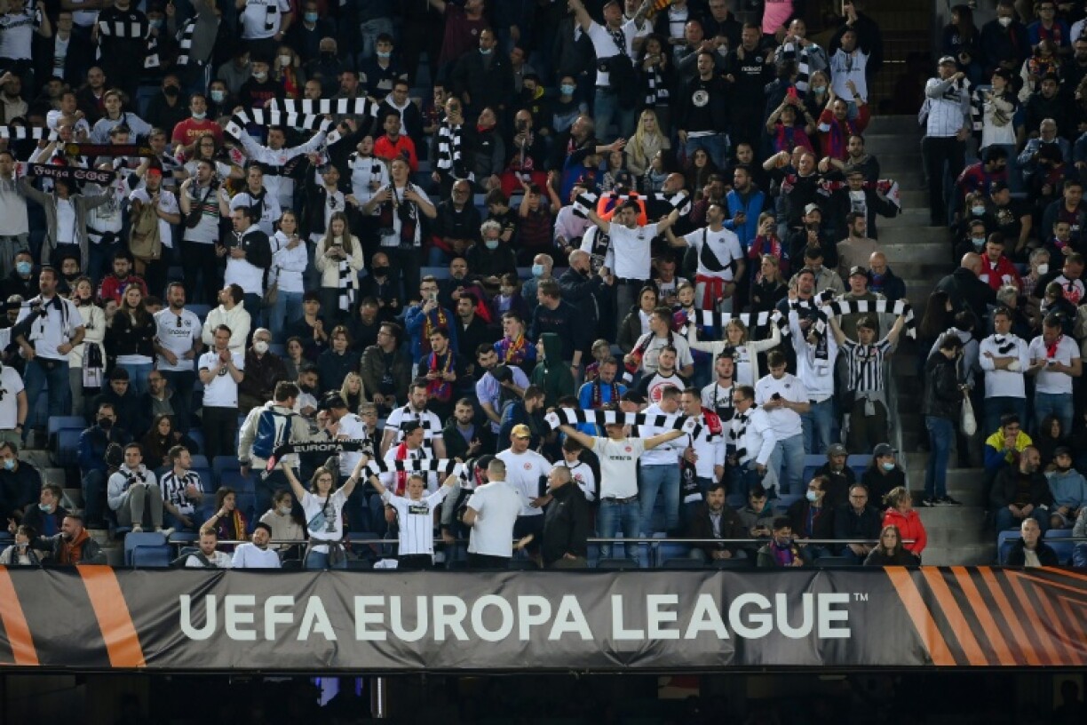 Les supporters de l'Eintracht Francfort euphoriques durant le match contre Barcelone en Ligue Europa au Camp Nou, le 14 avril 2022