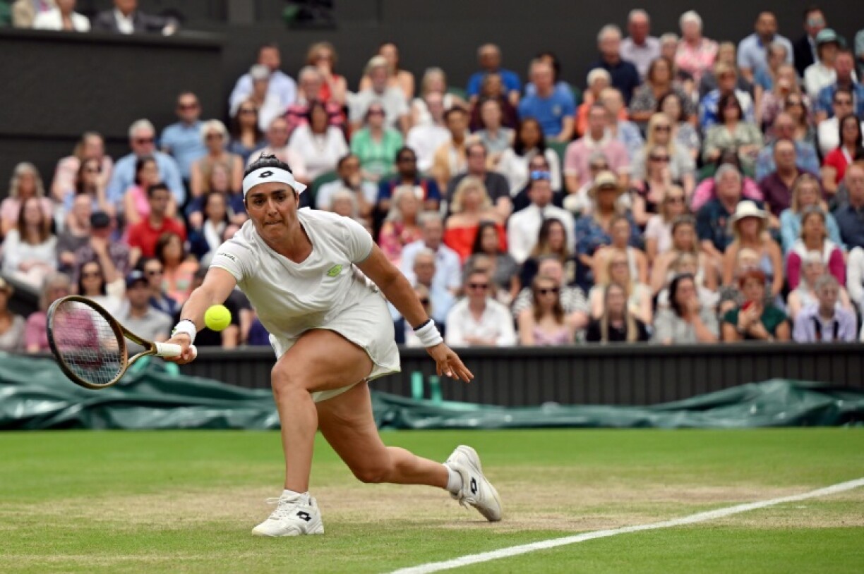 La Tunisienne Ons Jabeur face à la Bélarusse Aryna Sabalenka en demi-finale du tournoi de Wimbledon, le 13 juillet 2023
