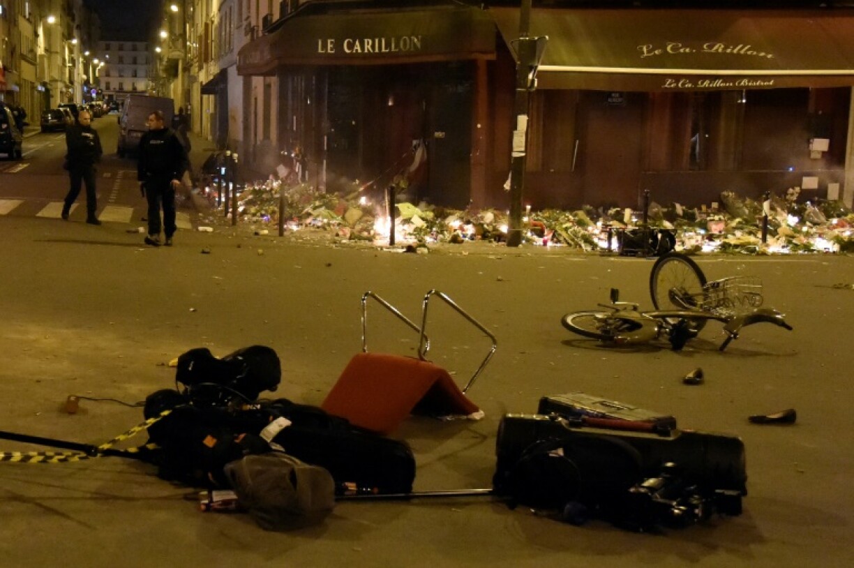 La terrasse du restaurant Le Petit Carillon soufflée par l'attentat du 13 novembre 2015 à Paris
