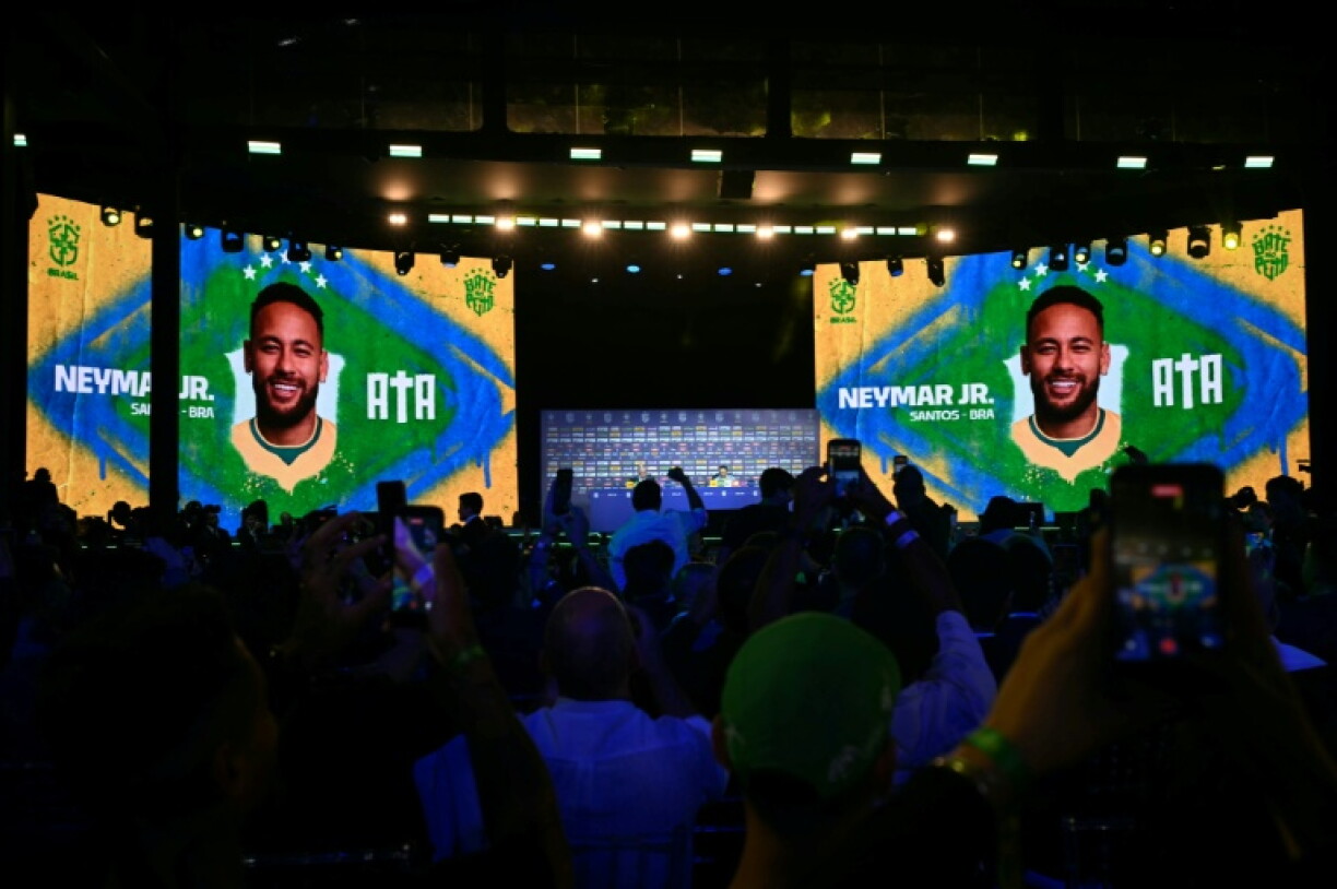L'image de Neymar est affiché sur les grands écrans lors de l'annonce de son nom par le sélectionneur du Brésil, Carlo Ancelotti, le 18 mai 2026 à Rio de Janeiro
