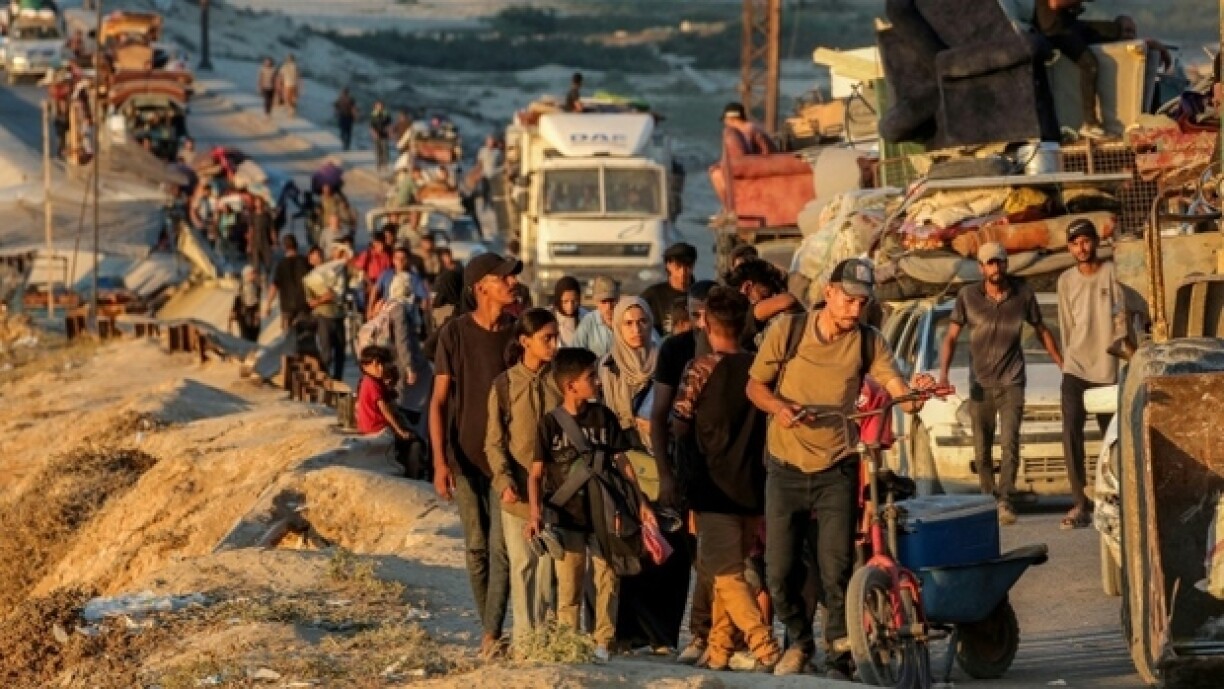 Des Palestiniens fuient la ville de Gaza en direction du sud, le 13 septembre 2025