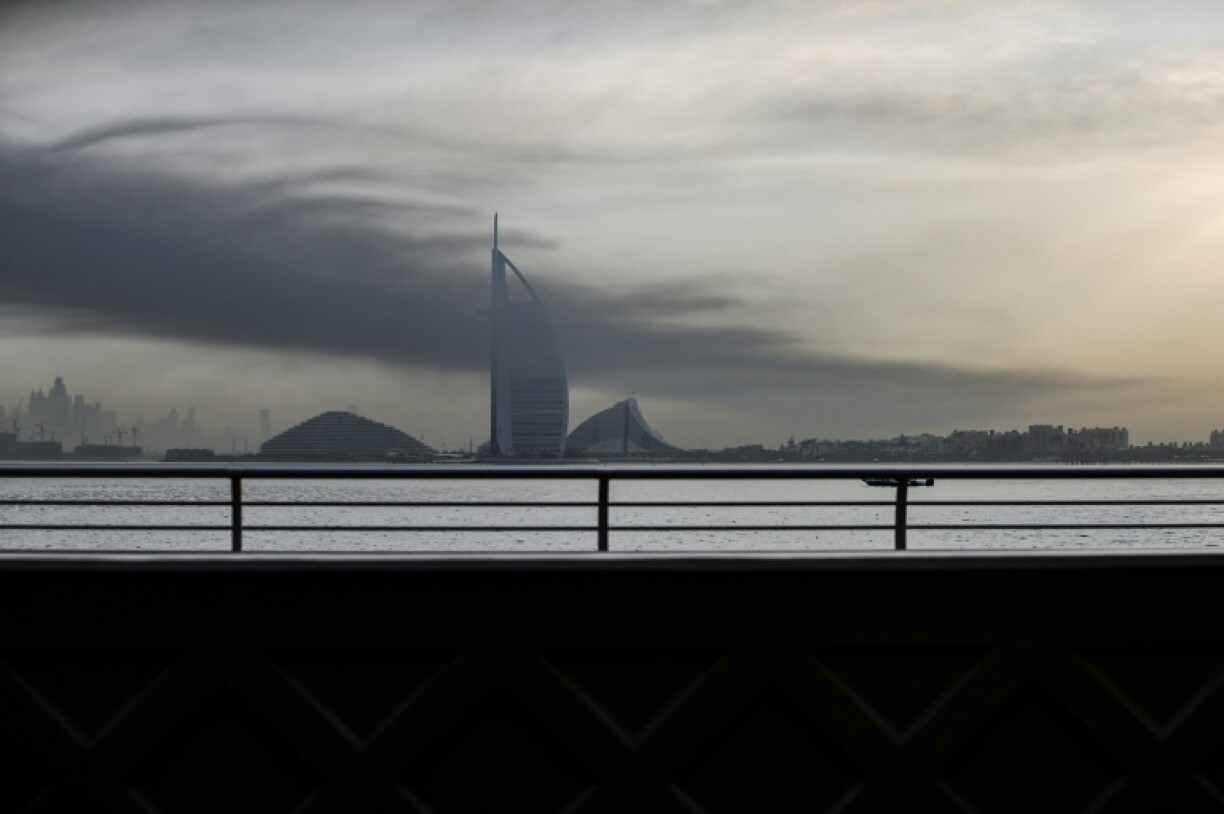 De la fumée s'élève au-dessus de Dubai, le 13 mars 2026