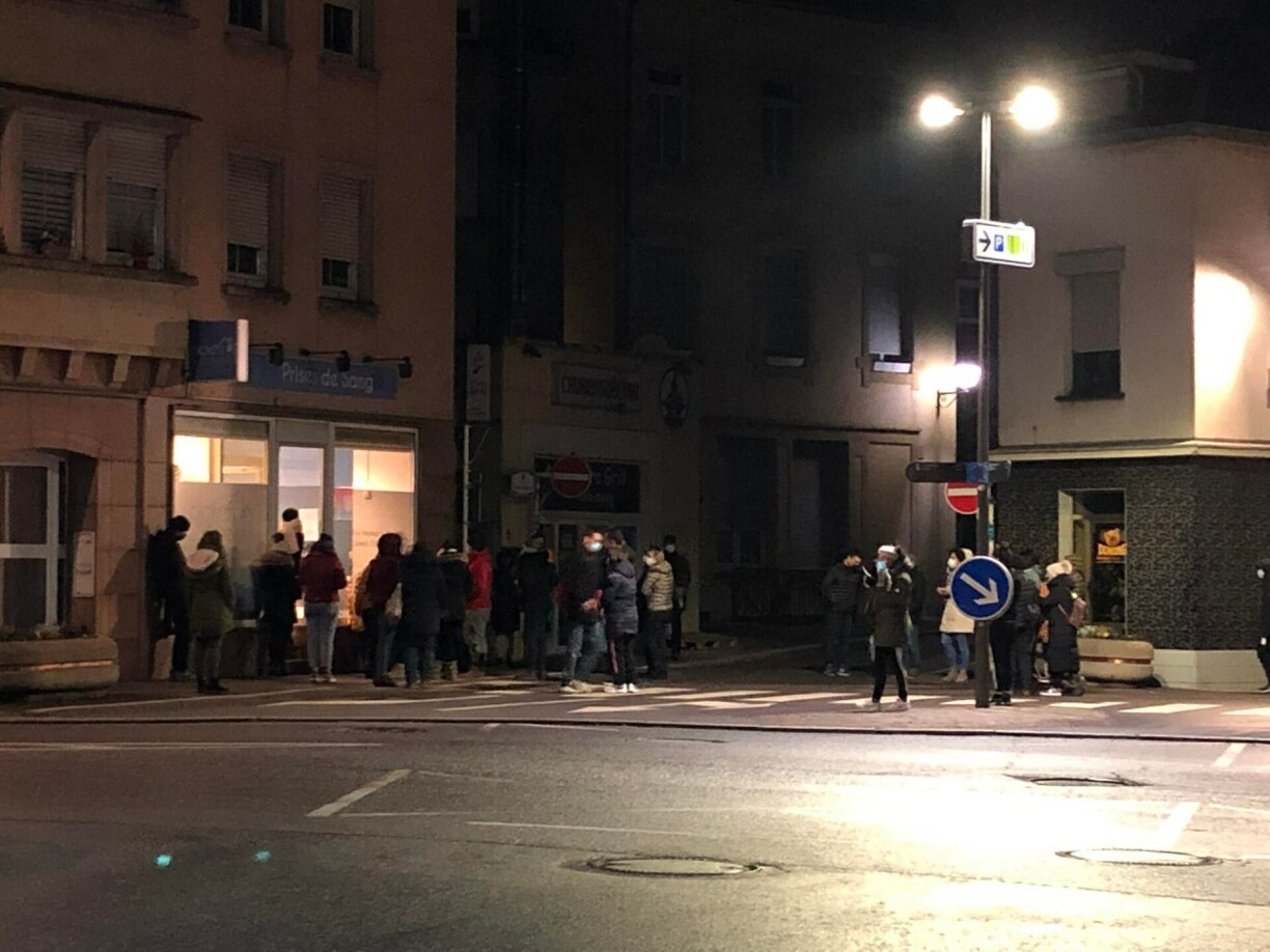 Il est à peine 7h du matin ce samedi 22 janvier, et déjà une foule se masse devant ce laboratoire d'analyse.