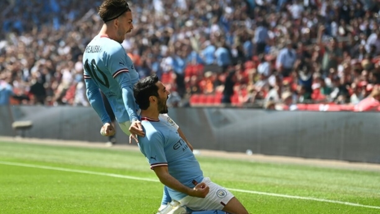 Le joueur de Manchester City Ilkay Gündogan (à droite) célèbre avec son équipier Jack Grealish son but à la première minute de la rencontre contre Manchester United lors de la finale de la Coupe d'Angleterre le 3 juin 2023 au stade de Wembley près de Londres.