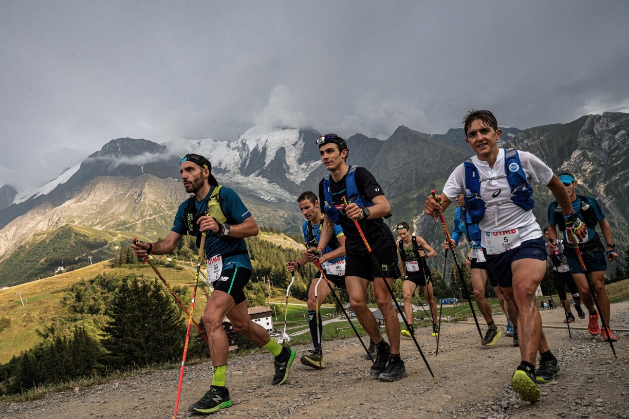 Xavier Thévenard (à droite) lors d'un ultra-trail de 170 km au Mont-Blanc.