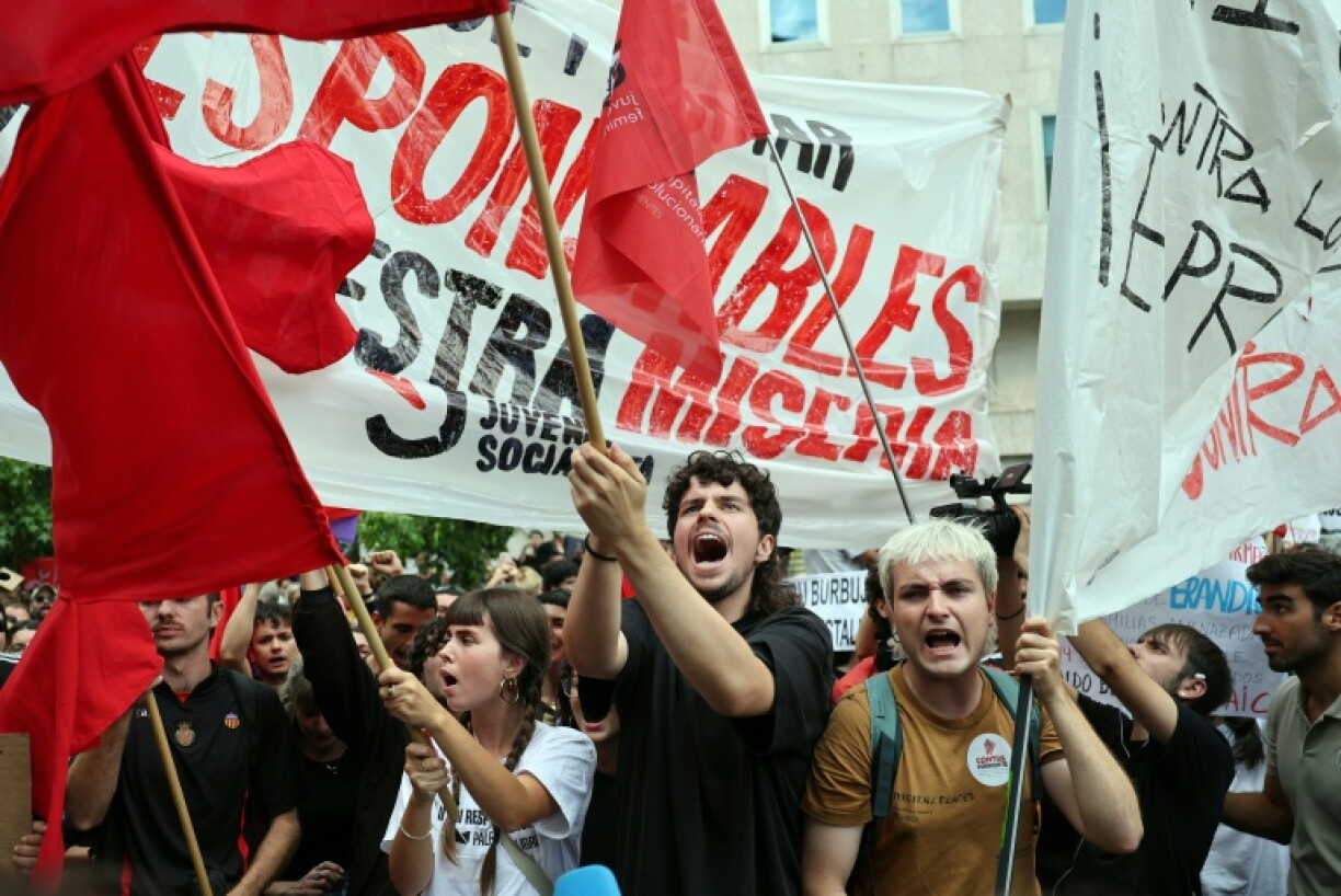 Protesters outside Spain's parliament reacted with rage to the votes against the housing meaures