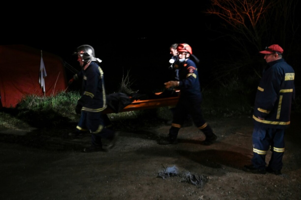 Des sauveteurs transportent un corps après un accident de train survenu au niveau de Larissa (Grèce) le 1er mars 2023