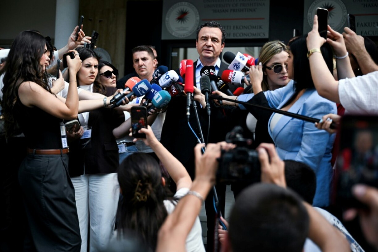 Le Premier ministre social-démocrate du Kosovo, Albin Kurti, s'adresse à la presse après avoir voté aux législatives, les troisièmes en seize mois, le 7 juin 2026 à Pristina