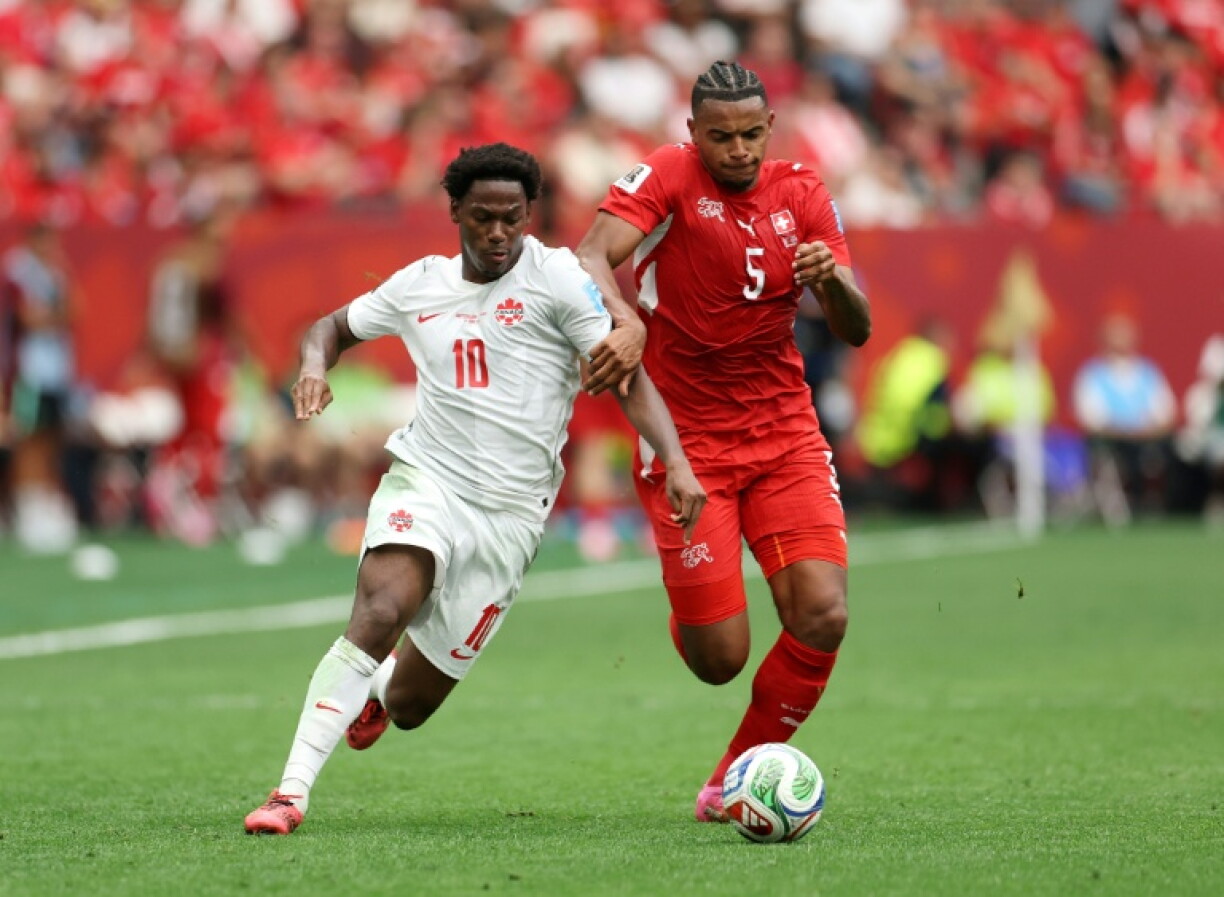 Le Suisse Manuel Akanji (à droite) et le Canadien Jonathan David (à gauche) lors du match de Coupe du Monde entre les deux équipes le 24 juin à Vancouver