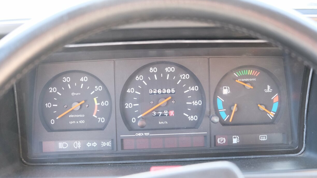 Sou gesäit den Tacho vun engem Seat Ibiza GLX vun der 1. Generatioun aus.