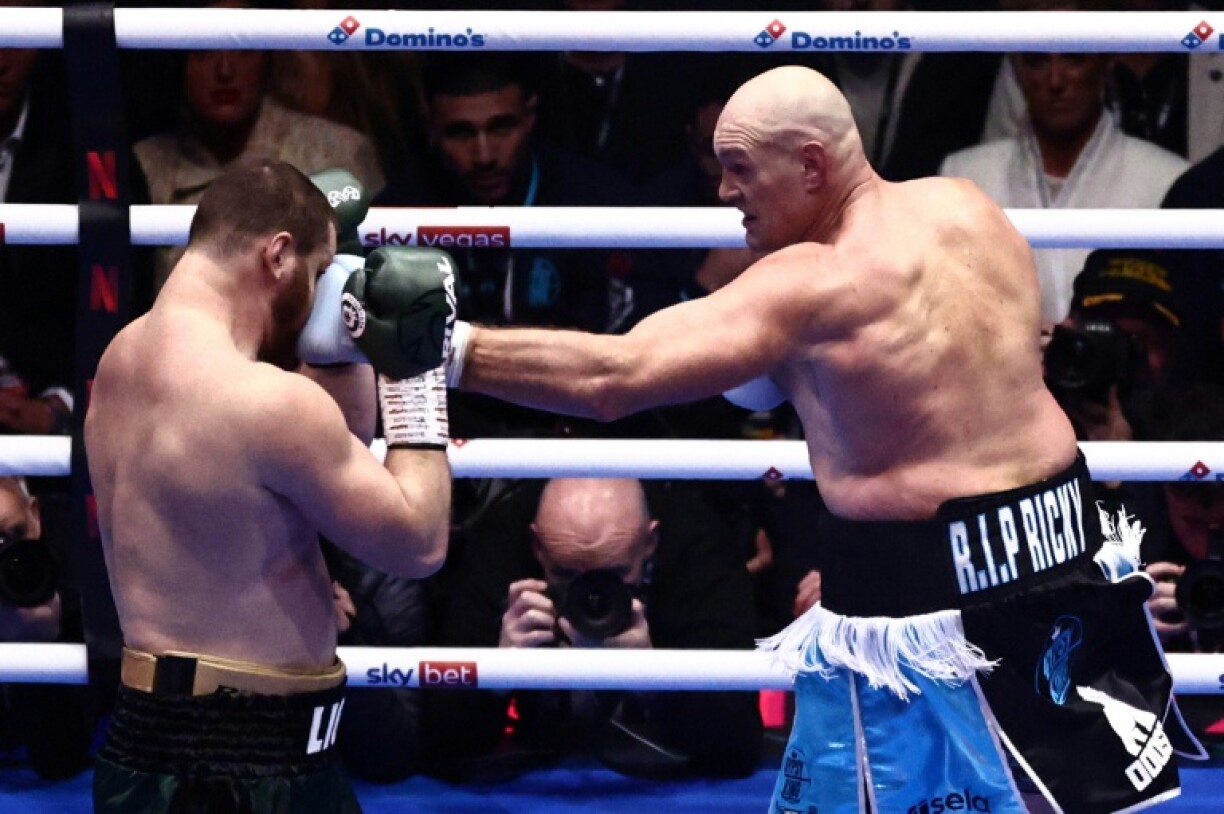 Le Britannique Tyson Fury (à droite) face au Russe Arslanbek Makhmudov, le 11 avril 2026 au Tottenham Hotspur Stadium de Londres