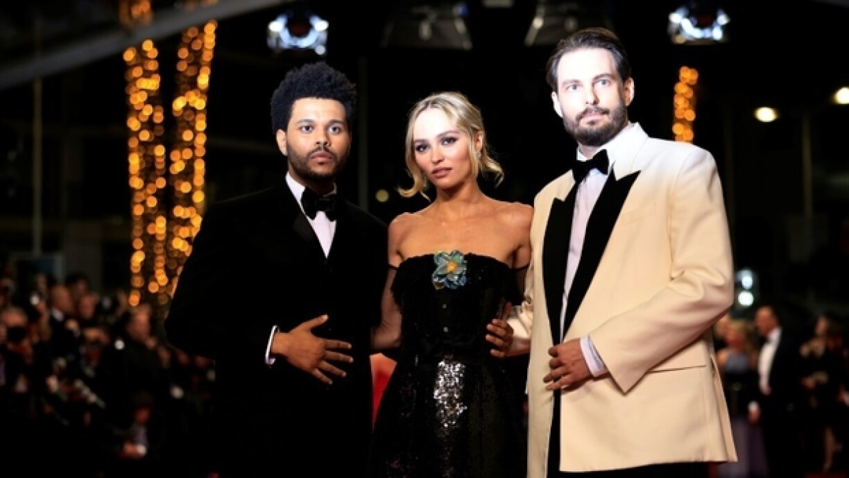 (de g à d) Le chanteur canadien Abel Makkonen Tesfaye dit The Weeknd, l'actrice franco-américaine Lily-Rose Depp et le réalisateur américain Sam Levinson au festival de Cannes le 22 mai 2023