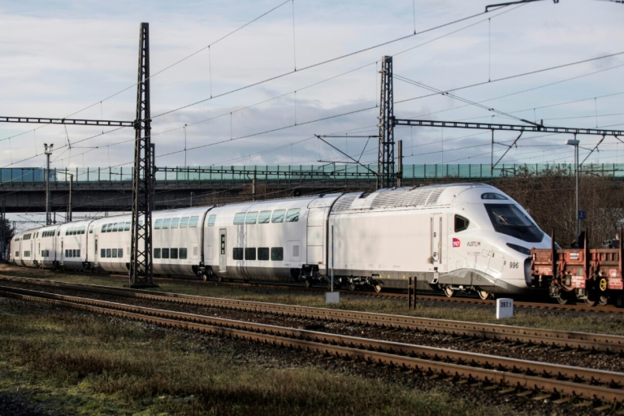 Le futur TGV M de la SNCF, ou Avelia, construit par Alstom, photographié à la gare Bechovice de Prague, le 7 décembre 2022, alors qu'il était en route pour une série d'essais au centre d'essais Velim.