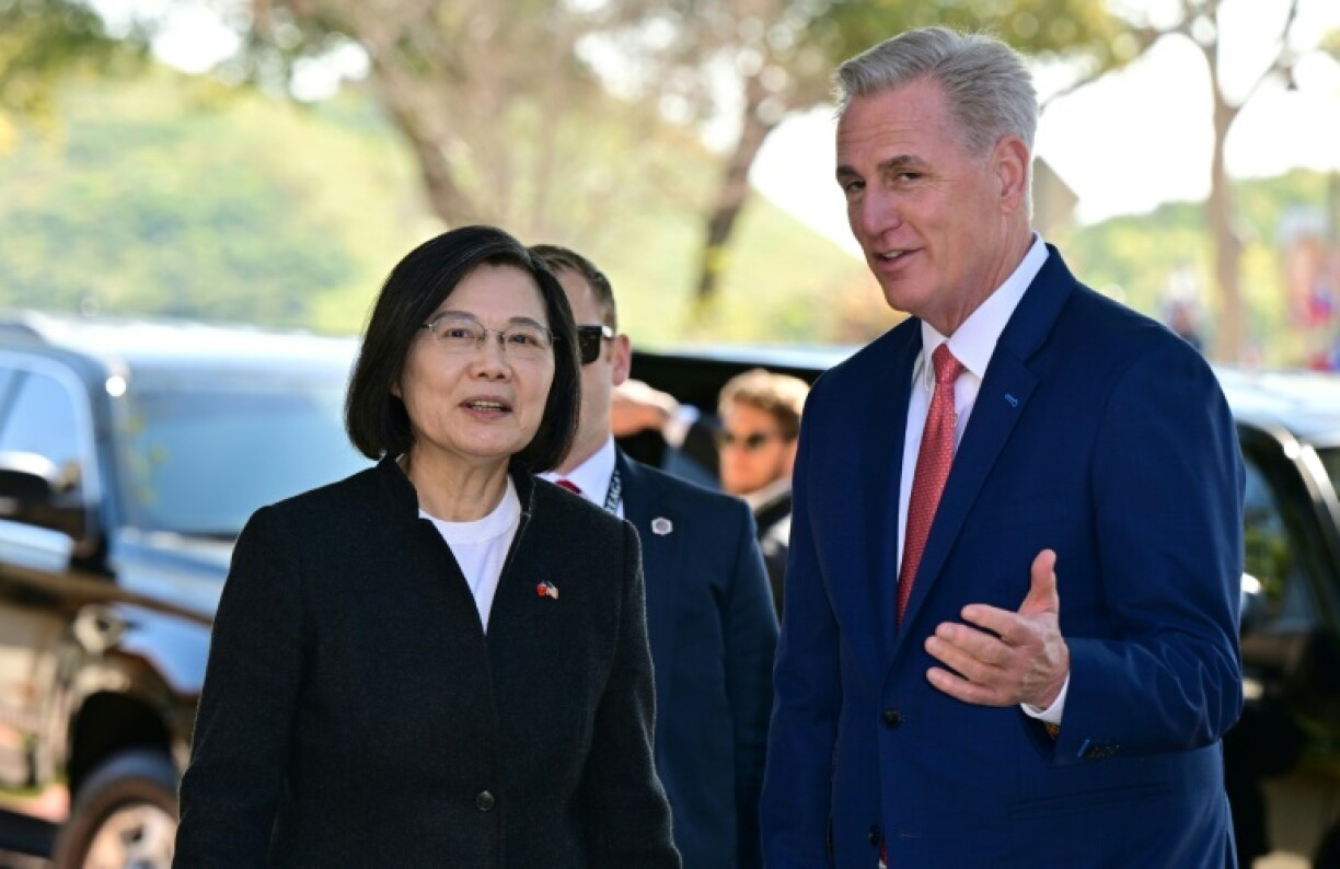 Le président de la Chambre des représentants américaine Kevin McCarthy accueille la présidente taïwanaise Tsai Ing-wen à la bibliothèque présidentielle Ronald Reagan à Simi Valley, en Californie, le 5 avril 2023