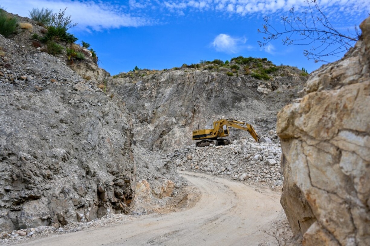 Une machine excavatrice sur le chantier d'une future mine de lithium au Portugal.