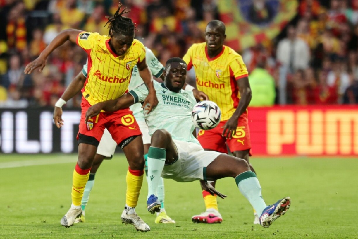 Les Lensois Amadou Haidara et Malang Sarr tentent de stopper le milieu nantais Mohamed Kaba lors de la victoire du Racing à Bollaert, le 8 mai 2026