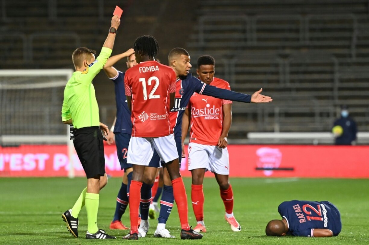 L'arbitre Clément Turpin donne un carton rouge au défenseur de Nîmes, Loïck Landre, lors du match de Ligue 1 à Nîmes, le 16 octobre 2020