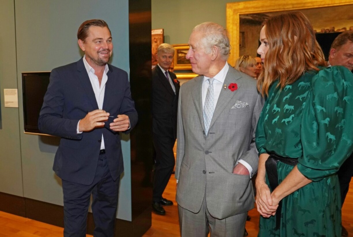 La créatrice de mode britannique Stella McCartney (D) aux côtés du prince Charles (C) et de l'acteur américain Leonardo DiCaprio, au musée Kelvingrove de Glasgow en Ecosse (Royaume-Uni) durant la COP26, le 3 novembre 2021