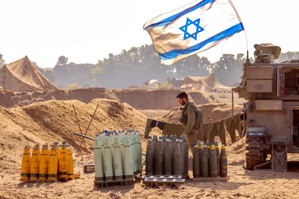 Un soldat israélien déplaçant des munitions près de la frontière avec la bande de Gaza.