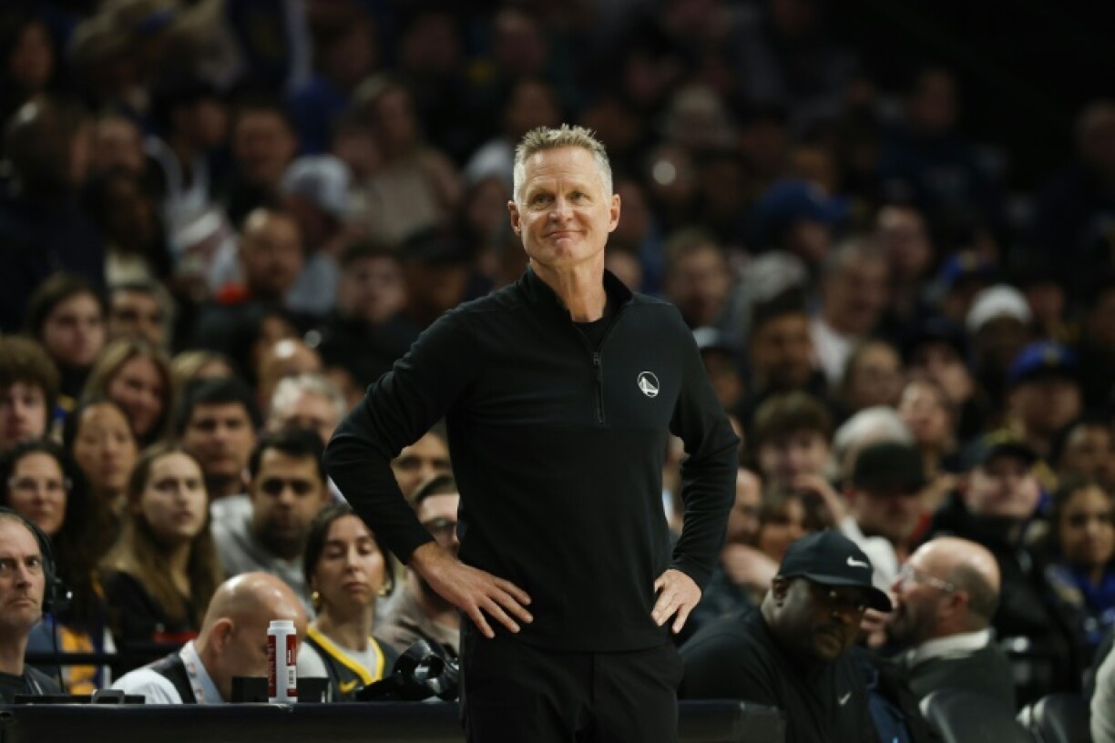 Golden State Warriors coach Steve Kerr saluted Harvard University over its defiance of Donald Trump