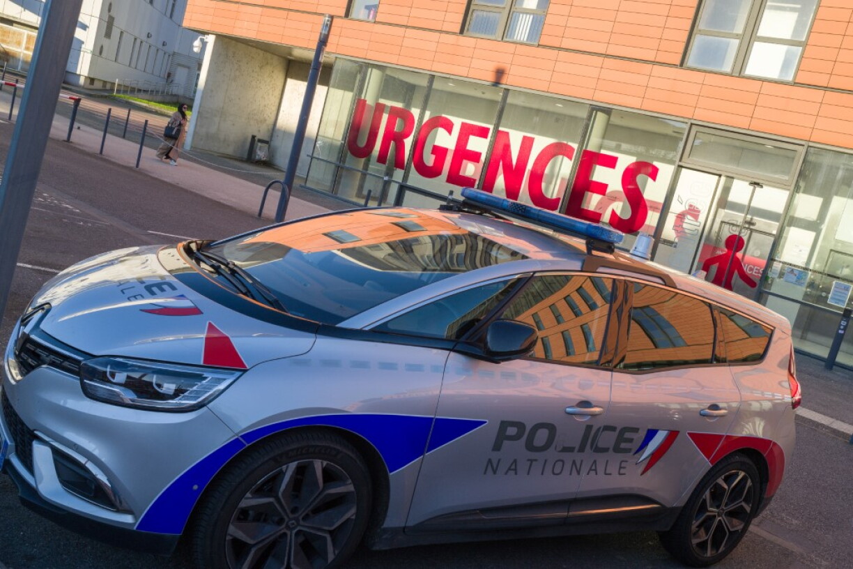 En Auto vun der franséischer Police virun der Urgence vun engem Spidol