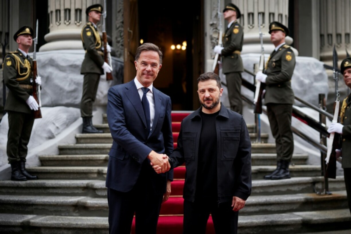 Cette photographie, prise et publiée par le service de presse présidentiel ukrainien le 22 août 2025, montre le président ukrainien Volodymyr Zelensky et le secrétaire général de l'OTAN Mark Rutte à Kiev