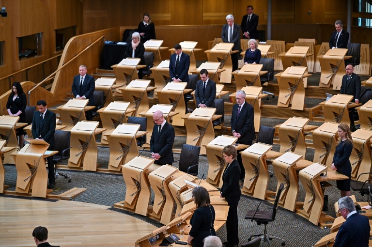 La Première ministre écossaise Nicola Sturgeon (c) et les membres du parlement local rendent un hommage au prince Philip, le 12 avril 2021 à Edimbourg