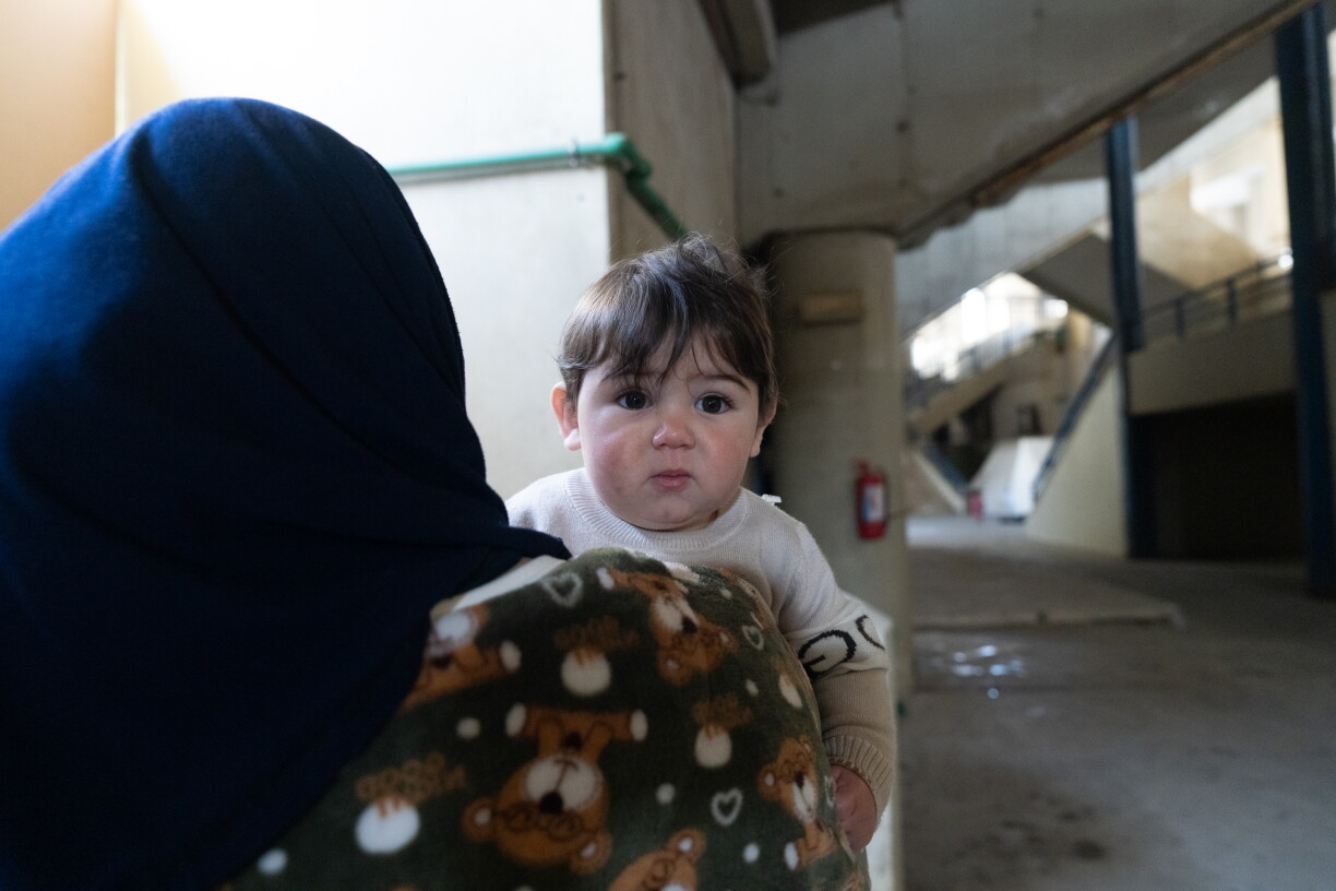 Ali pose pour un photographe avec sa mère dans un abri temporaire installé dans un stade à Beyrouth, au Liban, le 13 mars 2026. La crise humanitaire au Liban s'est aggravée dans le contexte de l'élargissement de la guerre au Moyen-Orient. Selon les Nations unies, 84 enfants ont été tués et plus de 667 000 personnes ont été déplacées, tandis que des vies sont bouleversées à une échelle massive dans l'ensemble du pays.