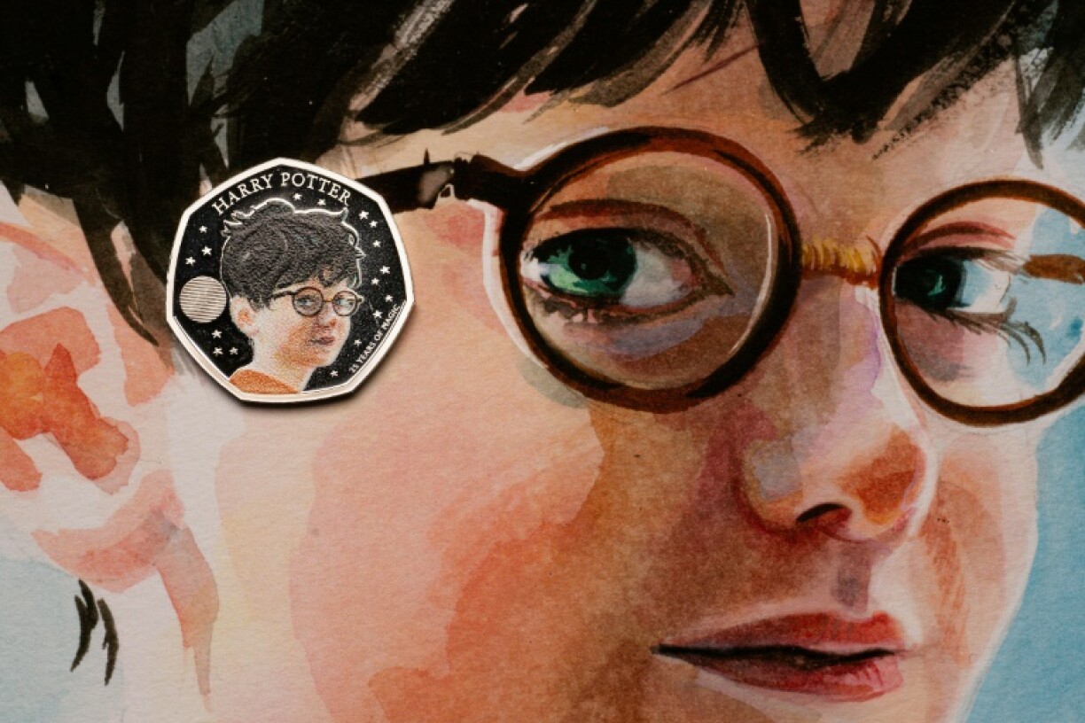 Photo d'une pièce britannique de 50 pence à l'effigie du sorcier Harry Potter, qui figure dans une collection présentée le 20 octobre par Royal Mint et destinée à célébrer le 25ème anniversaire du premier volume de ses aventures
