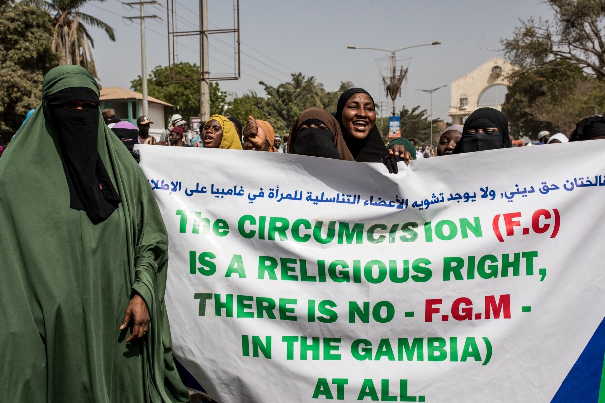 Des manifestants pro-excision génitale féminine (FGM) brandissent une banderole devant l'Assemblée nationale à Banjul (Gambie), en mars 2024. Quelques mois plus tard, l'Assemblée votait pour maintenir son interdiction des mutilations génitales féminines.