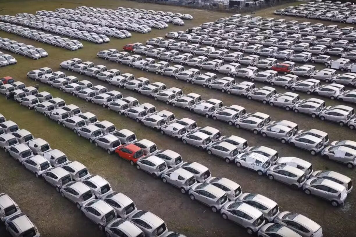 Un cimetière à Autolib, des voitures électriques qui avaient été déployées à Paris avant de terminer prématurément à la casse...