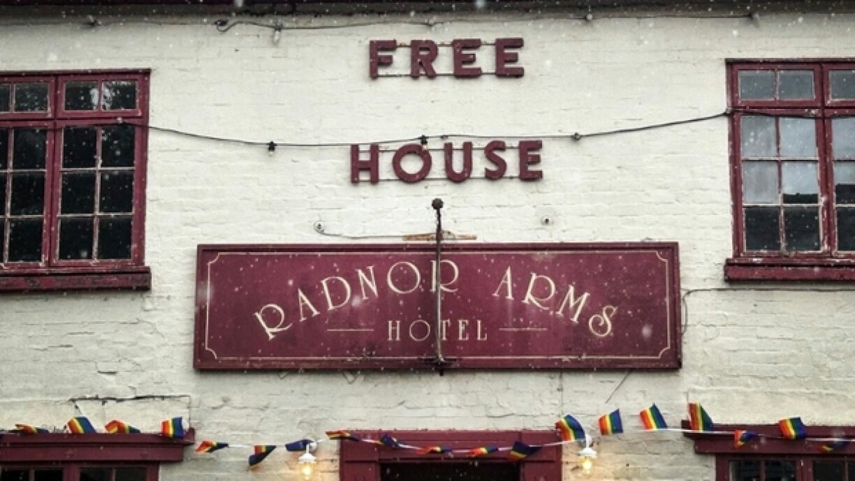 Photo de la façade du pub Radnor Arms, dans le village de New Radnor au Pays de Galles, le 6 juin 2025