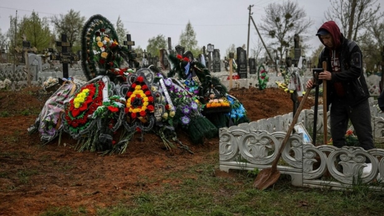 Après l'enterrement le 19 avril 2023 de Maksym, deux ans, et de son père tués dans des frappes russes à Sloviansk, dans l'est de l'Ukraine