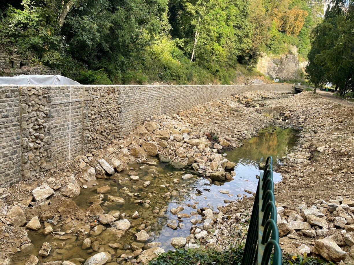 Op der Héicht vun der Bourbon-Schéiss - Duck Race ouni Plastik.