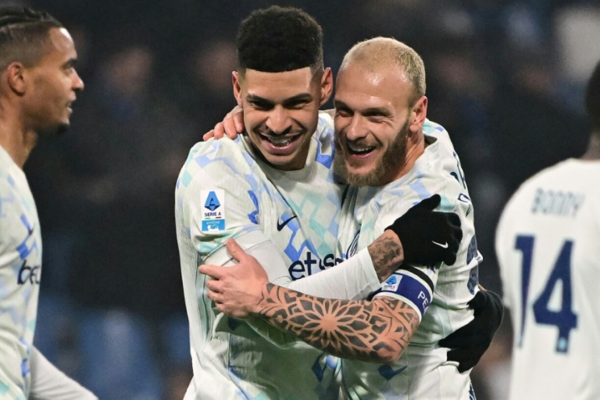 L'attaquant brésilien de l'Inter Milan Luis Henrique (centre G) et le défenseur italien Federico Dimarco (centre D) célèbrent la large victoire à Sassuolo (5-0), le 8 février 2026