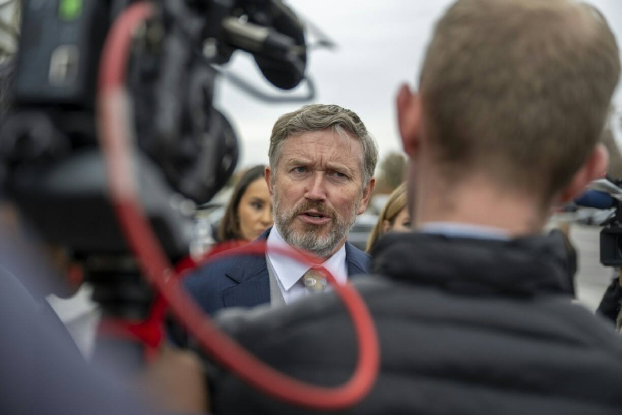 L'élu républicain Thomas Massie s'exprime devant les médias à l'extérieur du Capitole de Washington, le 18 novembre 2025