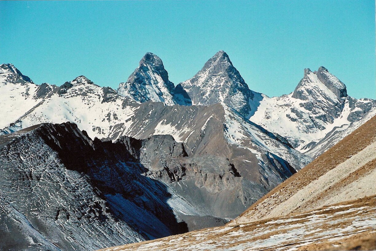 Les aiguilles d'Arves, vues depuis le plateau des Cerces. De gauche à droite : l'aiguille Méridionale, l'aiguille Centrale et l'aiguille Septentrionale.