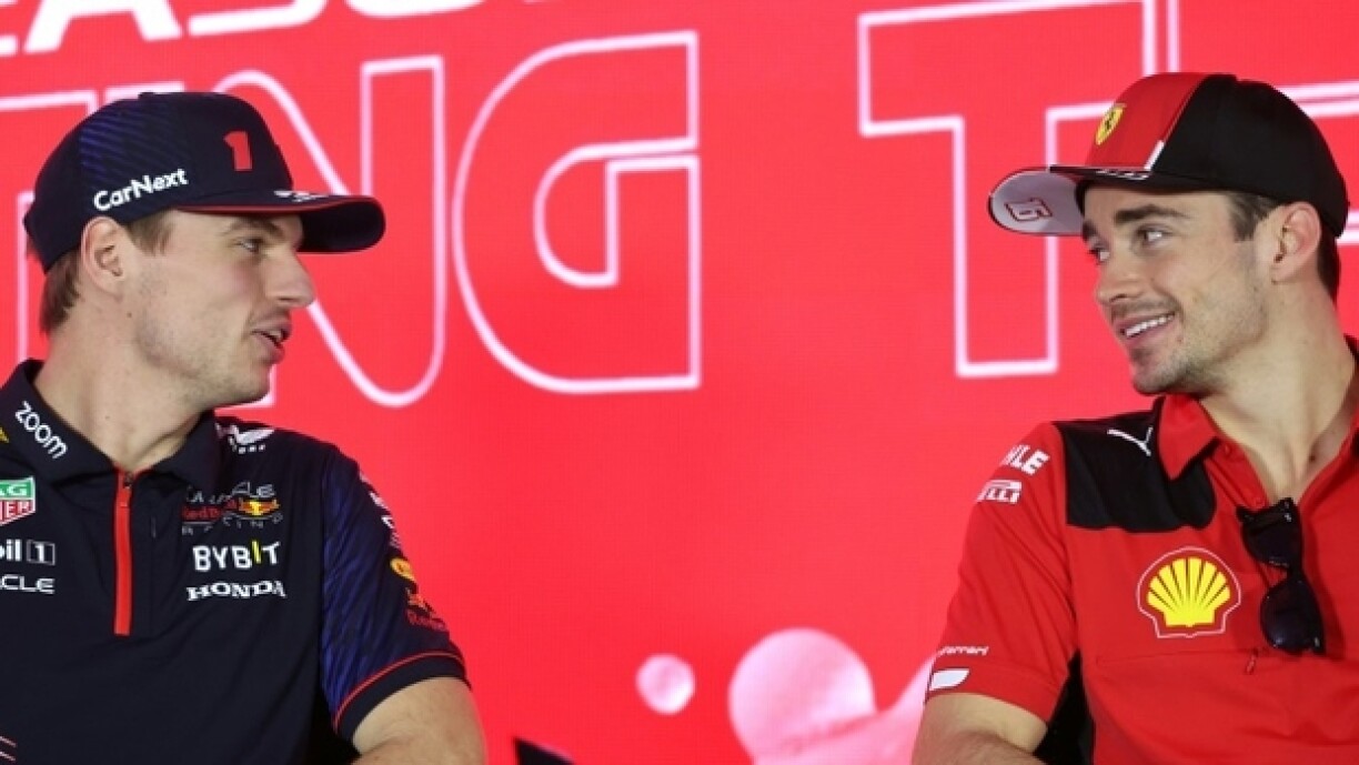 Le Néerlandais Max Verstappen (g), champion du monde en titre de F1, et le Monégasque Charles Leclerc, vice-champion du monde, le 25 février 2023 à Bahreïn