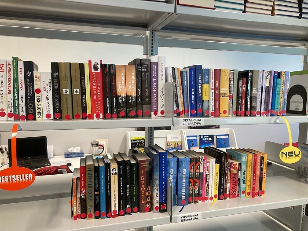 Et ass nach Plaz fir Bicher: déi ukrainesch Bibliothéik freet sech iwwer all Don