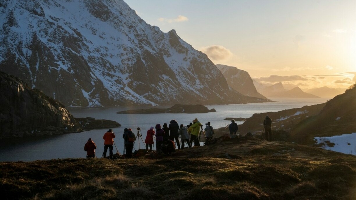 Des touristes en vacances dans un fjord en Norvège.