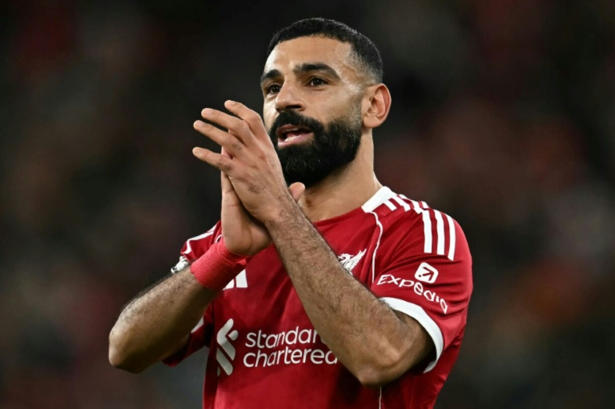 L'attaquant vedette de Liverpool Mohamed Salah salue les supporteurs, lors de son retour dans l'équipe après sa mise à l'écart, face à Brighton, le 13 décembre 2025 à Anfield