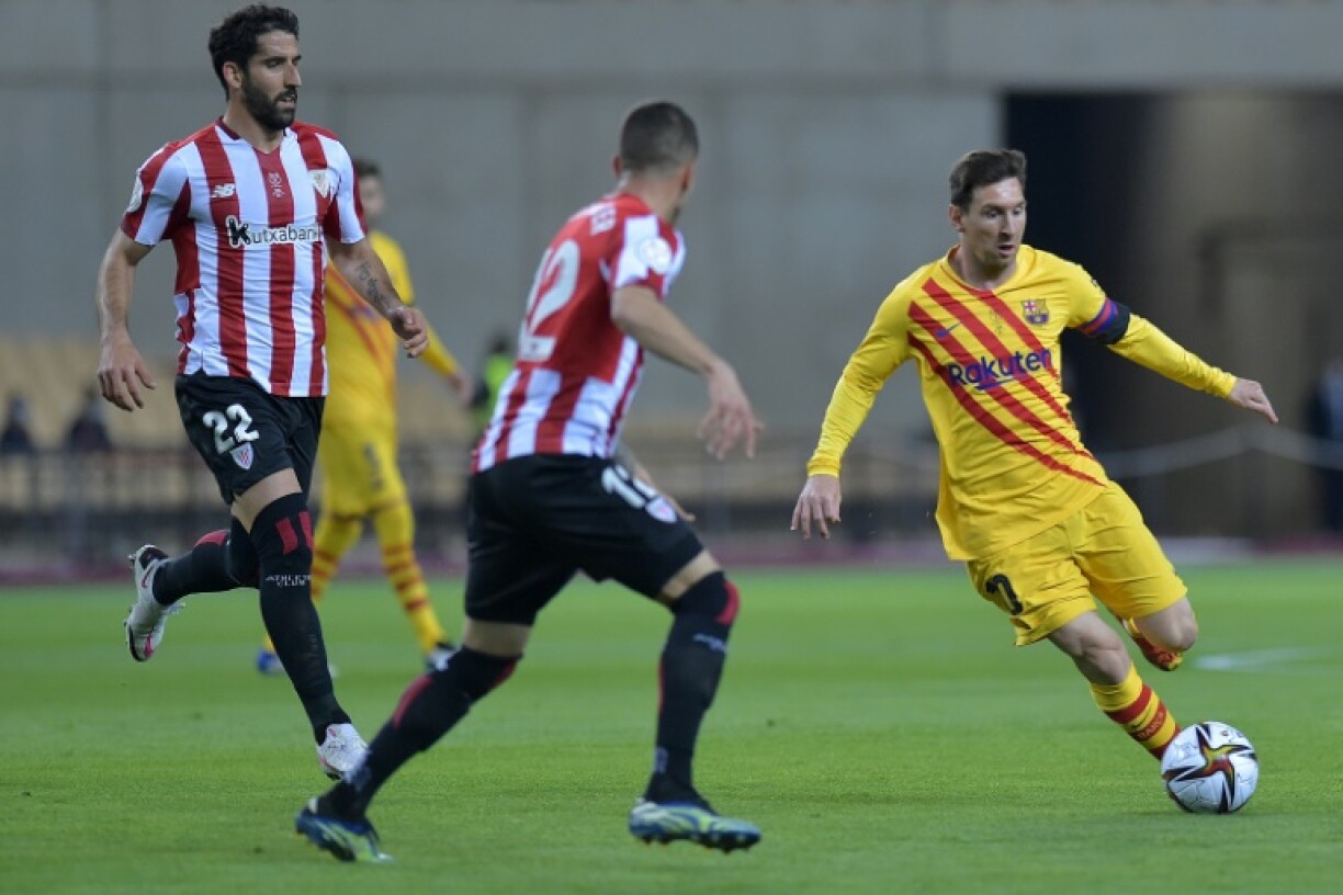 L'attaquant argentin de Barcelone, Lionel Messi (d), lors de la finale de la Coupe du Roi contre l'Athletic Bilbao, à Séville, le 17 avril 2021