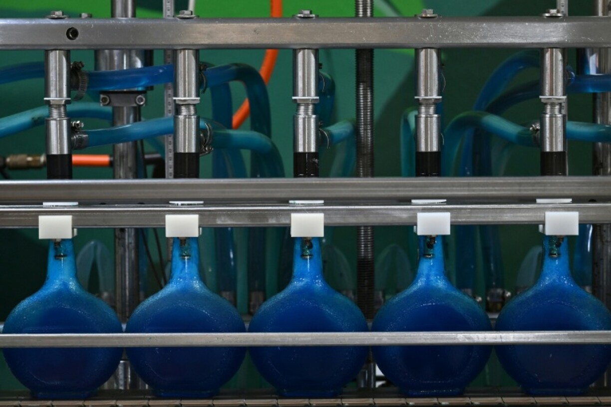 Des bouteilles de liqueur curaçao sur une ligne de production de la distillerie Willemstad, sur l'île néerlandaise de Curaçao, au large du Venezuela, le 9 avril 2026