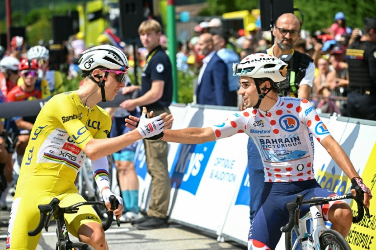 Lenny Martinez, porteur du maillot à pois de meilleur grimpeur, salue le maillot jaune Tadej Pogacar au départ de la 18e étape du Tour de France à Vif le 24 juillet 2025
