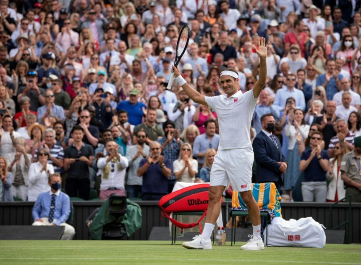 La joie du Suisse Roger Federer, après sa victoire en 3 sets face au Français Richard Gasquet, au 2e tour du tournoi de Wimbledon, le 1er juillet 2021 à Londres