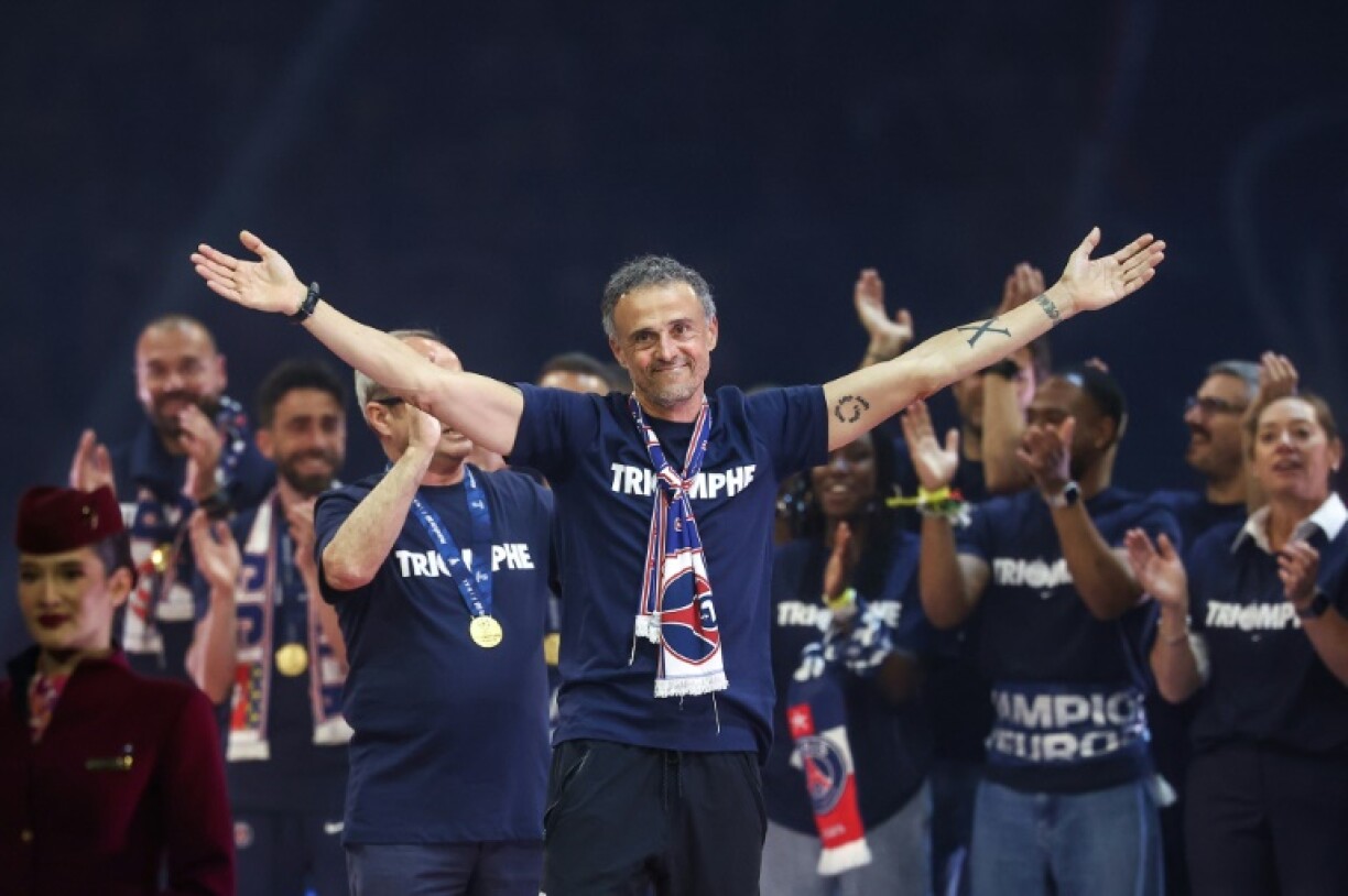 Paris Saint-Germain coach Luis Enrique received applause at the Parc des Princes