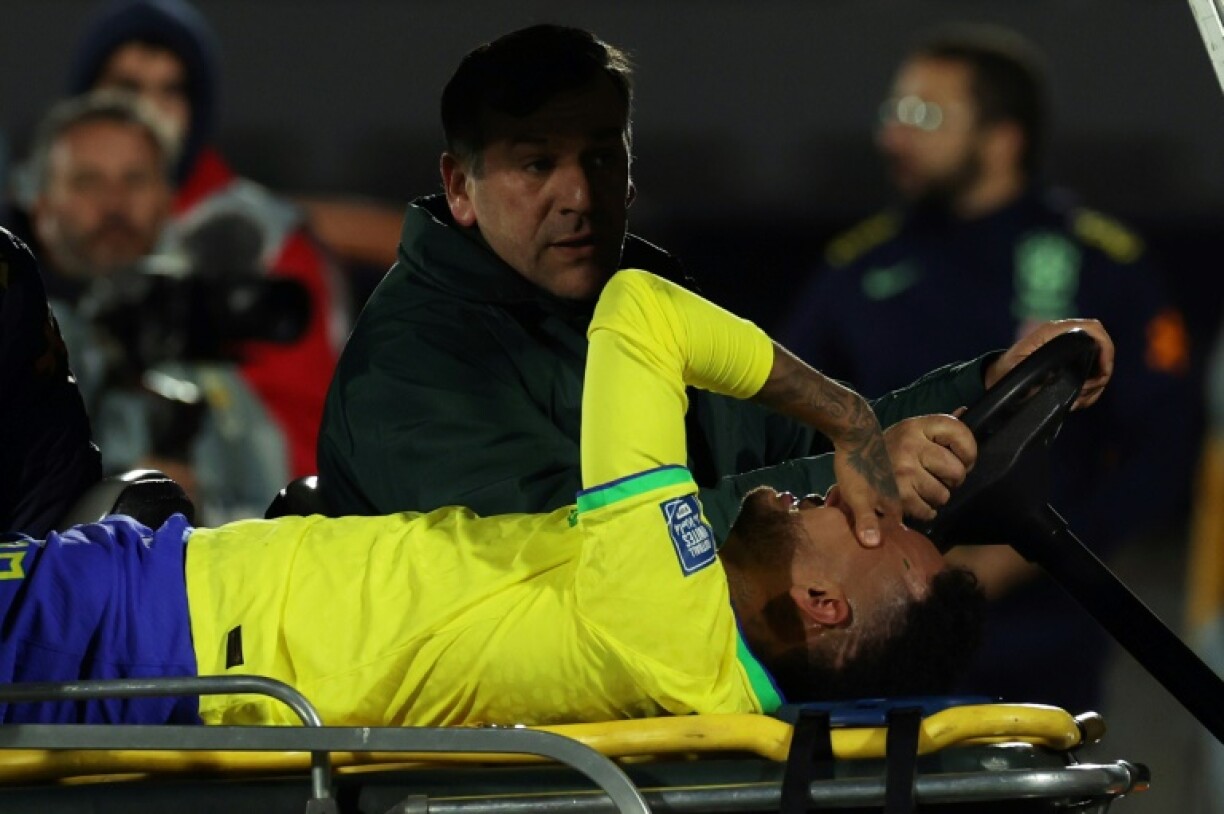 La star brésilienne Neymar sort en pleurs sur blessure lors du match de qualifications au Mondial-2026 face à l'Uruguay, le 17 octobre 2023 à Montevideo