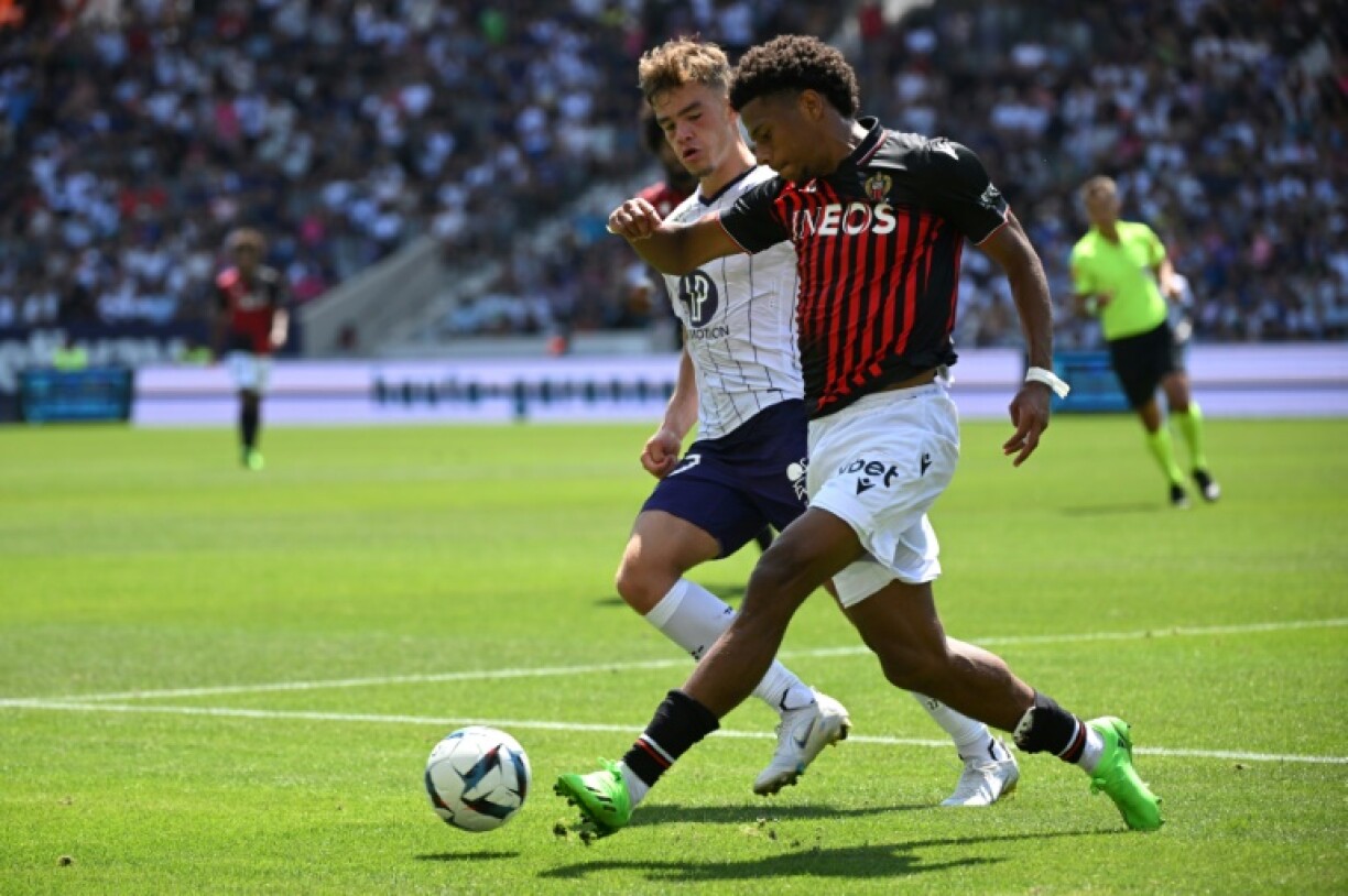 L'attaquant toulousain Thijs Dallinga (G) à la lutte avec le défenseur niçois Jean-Clair Todibo, le 7 août 2022 au stadium de Toulouse