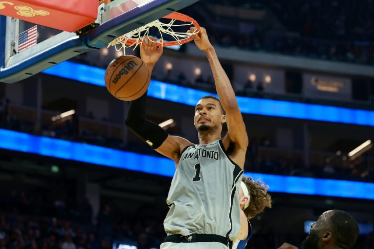 Victor Wembanyama inscrit un panier lors du match NBA des San Antonio Spurs contre les Golden State Warriors, le 1er avril 2026 à San Francisco