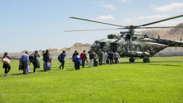Des personnes sont transportées à bord d'un hélicoptère militaire près du site d'une coulée de boue provoquée par de fortes pluies sur la route panaméricaine entre Atico et Ocoña, dans le département d'Arequipa, dans le sud du Pérou, le 21 août 2026